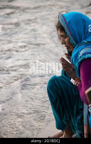 Haridwar, Uttarakhand, Indien, 14. April 2021.Indische Frau verehrt Heiligen Fluss der Ganges in Haridwar Stadt Uttarakahdn Indien . Hochwertige Fotos Stockfoto