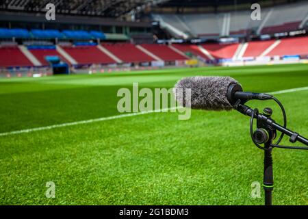 Richtmikrofon auf einem Fußballfeld, um den Ton eines Spiels aufzuzeichnen Stockfoto