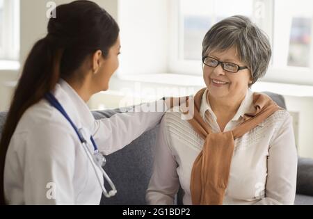 Weibliche Ärztin, die einen älteren Patienten in einer Privatklinik konsultiert, Nahaufnahme Porträt Stockfoto