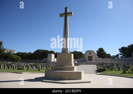 Denkmal eines Kreuzes und Grabsteine, Symmetrie in düsterer Stimmung im 1. Weltkrieg British Military Cemetery auf dem Mount Scopus, Jerusalem. Stockfoto