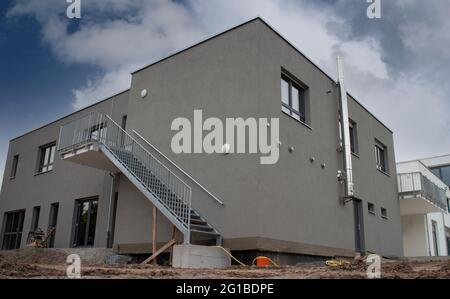 Baustelle eines neuen modernen Hauses mit Flachdächern Stockfoto