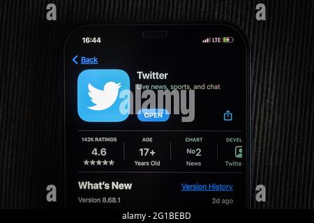 Twitter-App im Apple App Store auf einem iPhone 12-Bildschirm. Stockfoto