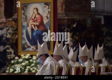 06. Juni 2021 - Vatikanstadt (Heiliger Stuhl) - PAPST FRANZISKUS feiert die Messe beim Fest des Corpus Domini im Petersdom im Vatikan Stockfoto