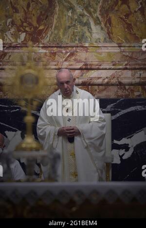 06. Juni 2021 - Vatikanstadt (Heiliger Stuhl) - PAPST FRANZISKUS feiert die Messe beim Fest des Corpus Domini im Petersdom im Vatikan Stockfoto