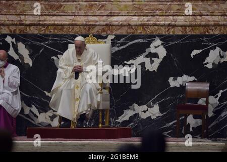 06. Juni 2021 - Vatikanstadt (Heiliger Stuhl) - PAPST FRANZISKUS feiert die Messe beim Fest des Corpus Domini im Petersdom im Vatikan Stockfoto