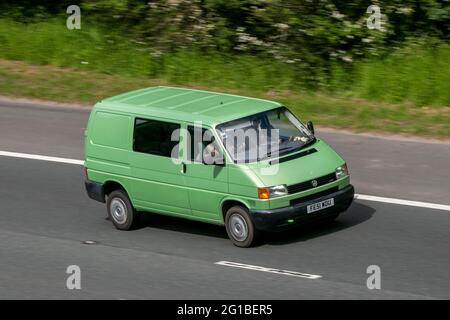 2001 (51) grüner VW Volkswagen Transporter TDI SWB 2461 ccm Fenstertransporter auf der M6 bei Preston in Lancashire, Großbritannien. Stockfoto