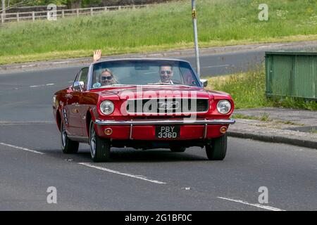 Ford Mustang aus den 1960er Jahren fährt in der Nähe von Preston in Lancashire, Großbritannien. Stockfoto