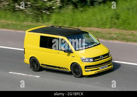 2019 VW Voldswagen T30 Ed TDI BMT S-A gelber LCV 1938cc Kombi-Van auf der Autobahn M6 in der Nähe von Preston in Lancashire, Großbritannien. Stockfoto