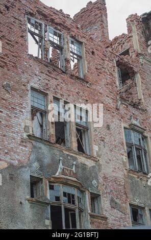 Zerstörtes Gebäude, alte Ruinen eines Backsteinhauses, das durch Krieg, Erdbeben oder andere Naturkatastrophen zerstört wurde. Stockfoto