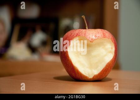 Nahaufnahme eines roten Apfels mit herzförmigem Ausschnitt Stockfoto