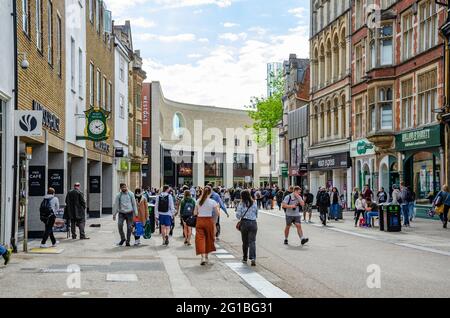 Blick auf die Queen Street in Oxford, mit Blick auf das Westgate Shopping Centre. Die Straße ist voll von Touristen und Einkäufern. Stockfoto