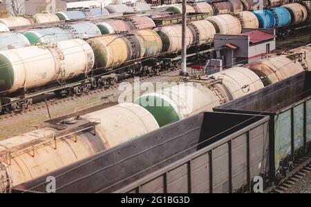 Wagen, Zug, Transport, Logistik, Bahnhof, Fracht, Schiene, Schiene, Industrie, Eisenbahn, Eisenbahn, Fracht, Schifffahrt, Container, Metall, Plattform, ste Stockfoto