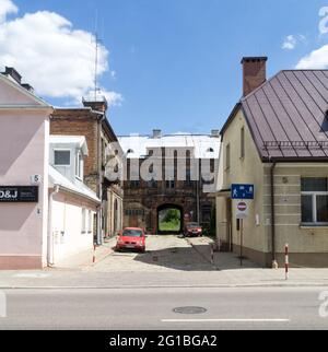 Das alte Feuerwehrgebäude mit einem Aussichtsturm in Białystok, Warszawska-Straße, Polen. Das historische Feuerwehrgebäude, erbaut aus rotem und rotem Stockfoto