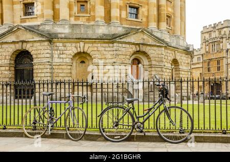 Die von James Gibbs im neoklassizistischen Stil entworfene Radcliffe Camera in der Catte Street in Oxford ist ein Wahrzeichen im Zentrum von Oxford Stockfoto