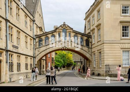 Die Herford Bridge, die oft als Seufzerbrücke bekannt ist, überspannt die New College Lane und verbindet zwei Teile des Hertford College in Oxford, Großbritannien. Stockfoto