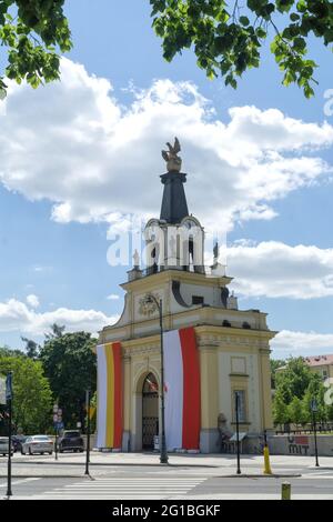 BIALYSTOK, POLEN - 03. Juni 2021: Das Griffin-Tor des Branicki-Palastes, das Haupttor, das mit Flaggen von Polen und Białystok, Europa, geschmückt ist Stockfoto