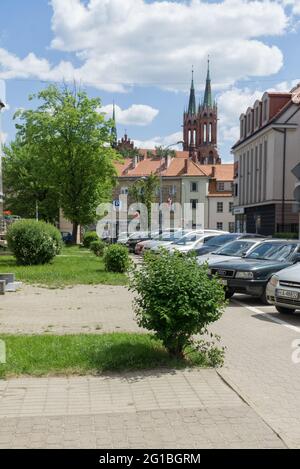 Bialystok, Polen - 03. Juni 2021: Stadtbild von Bialystok, Ansicht von Stadthäusern, roten Dächern und Türmen der neugotischen Kathedralbasilika. Stockfoto