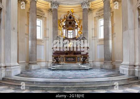 VENARIA REALE, ITALIEN - CA. MAI 2021: Katholischer Altar im Barockstil und Kuppel. Tageslicht. Stockfoto