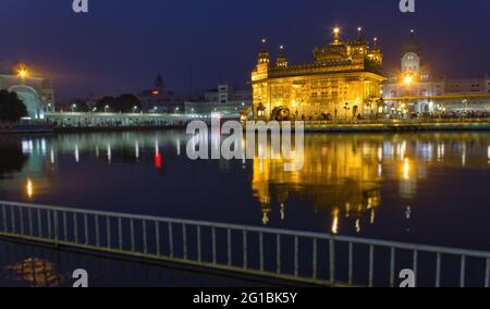 Amritsar, Indien - 06. November 2016: Weitwinkelaufnahme von Harmindar Sahib, alias Golden Temple Amritsar. Religiöser Ort des Sikhismus. Sikh gu Stockfoto