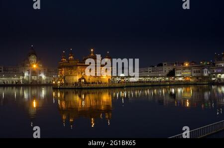 Amritsar, Indien - 06. November 2016: Weitwinkelaufnahme von Harmindar Sahib, alias Golden Temple Amritsar. Religiöser Ort des Sikhismus. Sikh gurdwara in der Stockfoto