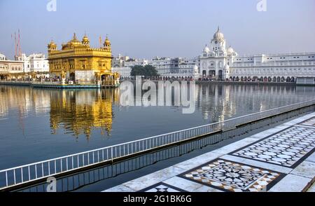 Goldener Tempel harmandir sahib heiligster Ort für Sikh-Anhänger, umgeben von einem heiligen Teich am Tag in Amritsar, Bundesstaat Punjab im Norden Stockfoto