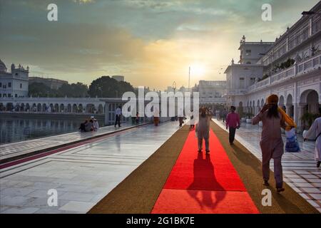 Amritsar, Indien - 06. November 2016: Sikh-Service-Männer in Kurta und dastar im berühmten Harmandir sahib gurdwara, Punjab touristisches Wahrzeichen alias Golden Templ Stockfoto