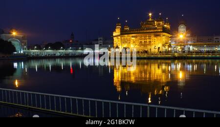 Amritsar, Indien - 06. November 2016: Weitwinkelaufnahme des beleuchteten Harmindar Sahib, alias Golden Temple. Religiöser Ort des Sikhismus. Sikh gurdwara Stockfoto