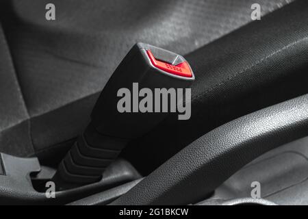 Fahrer-Sicherheitsgurt im modernen schwarzen Interieur-Fahrzeug mit schwarzen Sitzen, Konzept der Sicherheit Stockfoto