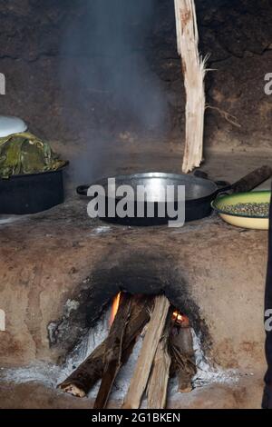 Ein traditioneller Lehmofen wird mit Holz gebrannt. Oben befindet sich eine Metalltopf, in der die Kaffeebohnen geröstet werden. Stockfoto