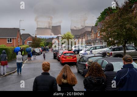 06. JUNI 2021. RUGELEE, STAFFORDSHIRE. Großbritannien die Kühltürme des Kraftstation Rugeley werden heute um 11:30am Uhr durch kontrollierte Explosion heruntergefahren. Das Kohlekraftwerk, eines von nur wenigen verbleibenden und als RugeleyB bekannt, war seit 1970 Teil der lokalen Skyline und wurde 2016 geschlossen. Sie erzeugte genug Strom, um rund eine halbe Million Haushalte mit Strom zu versorgen. Blick von einem nahe gelegenen Wohngebiet. Stockfoto