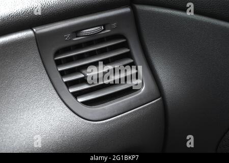Klimaanlage im Auto, Einstellung der Fahrzeugheizung, schwarzes Hintergrundbild Stockfoto