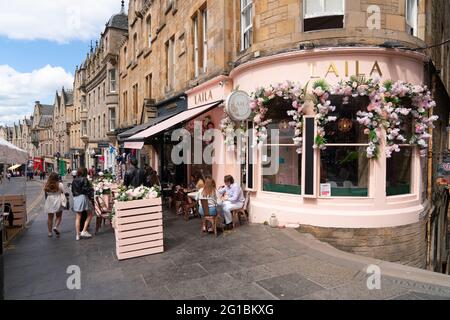 Edinburgh, Schottland, Großbritannien. 6. Juni 2021. Das warme, sonnige Wetter zog heute viele Kunden in Cafés und Restaurants in der Altstadt von Edinburgh an. PIC: Das Leila Cafe in der Cockburn Street war sehr beliebt. Iain Masterton/Alamy Live News Stockfoto