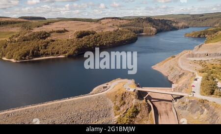 Luftaufnahme von Llyn Brianne Dam und Reservoir Stockfoto