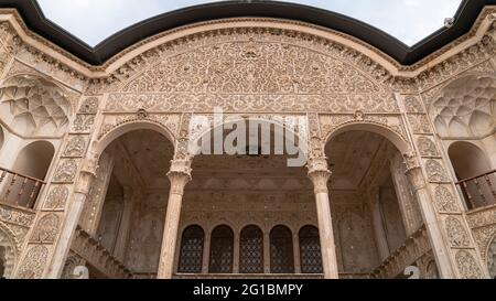 Kashan, Iran - Mai 2019: Architektonische Details des historischen Hauses Tabatabaei Natanzi Khaneh. Wundervolle persische Architektur. Kashan ist eine beliebte Tour Stockfoto