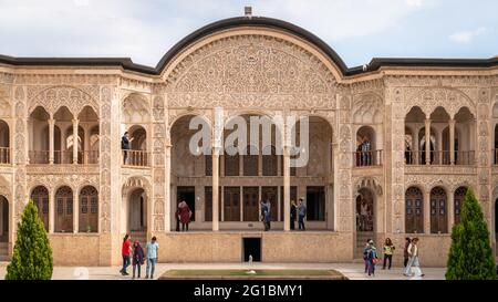 Kashan, Iran - Mai 2019: Touristen besuchen Tabatabaei Natanzi Khaneh Historisches Haus. Wundervolle persische Architektur. Kashan ist ein beliebter Tourist des Stockfoto