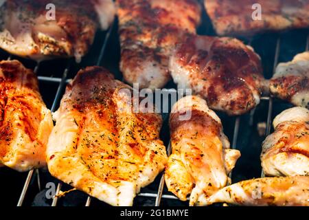 Köstlicher gegrillter Makrelenfisch, der auf einem Holzkohlegrill zubereitet wird Stockfoto