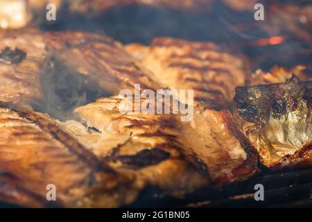 Köstlicher gegrillter Makrelenfisch, der auf einem Holzkohlegrill zubereitet wird Stockfoto