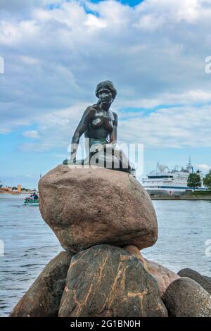 Die berühmte kleine Meerjungfrau Statue auf den Steinen auf der anderen Seite des Meeres in Kopenhagen, Dänemark Stockfoto