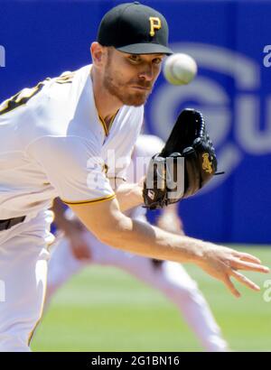 Pittsburgh, Usa. Juni 2021. Pittsburgh Pirates startet Pitcher Chad Kuhl (39) wirft im ersten Inning gegen Miami Marlins im PNC Park am Sonntag, 6. Juni 2021 in Pittsburgh. Foto von Archie Corper/UPI Credit: UPI/Alamy Live News Stockfoto
