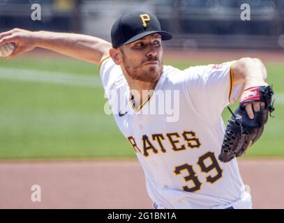 Pittsburgh, Usa. Juni 2021. Pittsburgh Pirates startet Pitcher Chad Kuhl (39) wirft im ersten Inning gegen Miami Marlins im PNC Park am Sonntag, 6. Juni 2021 in Pittsburgh. Foto von Archie Corper/UPI Credit: UPI/Alamy Live News Stockfoto