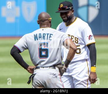 Pittsburgh, Usa. Juni 2021. Pittsburgh Pirates Right Fielder Gregory Polanco (25) und der ehemalige Pirates Miami Marlins Center Fielder Starling Marte sprechen am Sonntag, den 6. Juni 2021, in Pittsburgh im PNC Park zwischen dem Inning. Die Miami Marlins besiegten die Pittsburgh Pirates 3-1Foto von Archie Corpenter/UPI Credit: UPI/Alamy Live News Stockfoto
