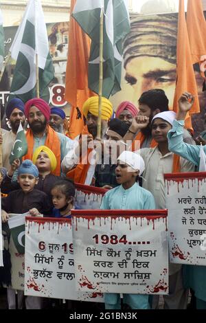 Lahore, Pakistan. Juni 2021. Pakistanische Sikh-Gemeinde, die am 06. Juni 1984 zum Gedenken an die getötete Sikh-Gemeinde protestierte und gegen indische Soldaten in Samadhi von Ranjit Singh in Lahore wegen goldener Tempelangelegenheiten protestierte. (Foto von Rana Sajid Hussain/Pacific Press) Quelle: Pacific Press Media Production Corp./Alamy Live News Stockfoto