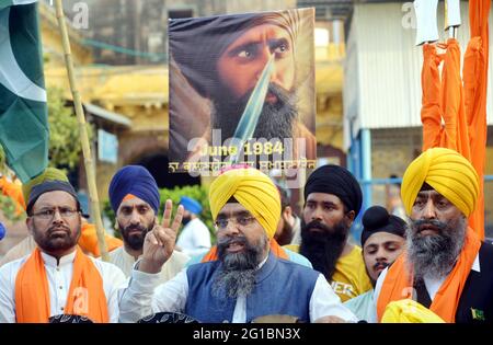 Lahore, Pakistan. Juni 2021. Pakistanische Sikh-Gemeinde, die am 06. Juni 1984 zum Gedenken an die getötete Sikh-Gemeinde protestierte und gegen indische Soldaten in Samadhi von Ranjit Singh in Lahore wegen goldener Tempelangelegenheiten protestierte. (Foto von Rana Sajid Hussain/Pacific Press) Quelle: Pacific Press Media Production Corp./Alamy Live News Stockfoto