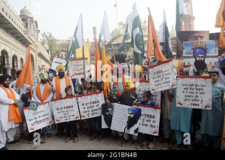 Lahore, Pakistan. Juni 2021. Pakistanische Sikh-Gemeinde, die am 06. Juni 1984 zum Gedenken an die getötete Sikh-Gemeinde protestierte und gegen indische Soldaten in Samadhi von Ranjit Singh in Lahore wegen goldener Tempelangelegenheiten protestierte. (Foto von Rana Sajid Hussain/Pacific Press) Quelle: Pacific Press Media Production Corp./Alamy Live News Stockfoto