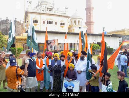 Lahore, Pakistan. Juni 2021. Pakistanische Sikh-Gemeinde, die am 06. Juni 1984 zum Gedenken an die getötete Sikh-Gemeinde protestierte und gegen indische Soldaten in Samadhi von Ranjit Singh in Lahore wegen goldener Tempelangelegenheiten protestierte. (Foto von Rana Sajid Hussain/Pacific Press) Quelle: Pacific Press Media Production Corp./Alamy Live News Stockfoto