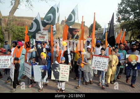 Lahore, Pakistan. Juni 2021. Pakistanische Sikh-Gemeinde, die am 06. Juni 1984 zum Gedenken an die getötete Sikh-Gemeinde protestierte und gegen indische Soldaten in Samadhi von Ranjit Singh in Lahore wegen goldener Tempelangelegenheiten protestierte. (Foto von Rana Sajid Hussain/Pacific Press) Quelle: Pacific Press Media Production Corp./Alamy Live News Stockfoto