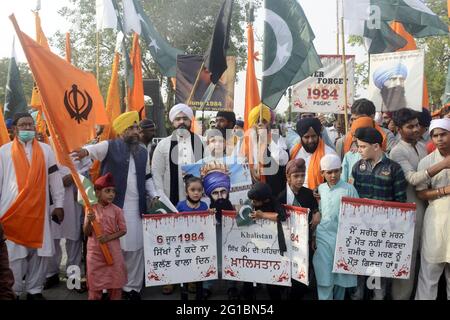 Lahore, Pakistan. Juni 2021. Pakistanische Sikh-Gemeinde, die am 06. Juni 1984 zum Gedenken an die getötete Sikh-Gemeinde protestierte und gegen indische Soldaten in Samadhi von Ranjit Singh in Lahore wegen goldener Tempelangelegenheiten protestierte. (Foto von Rana Sajid Hussain/Pacific Press) Quelle: Pacific Press Media Production Corp./Alamy Live News Stockfoto