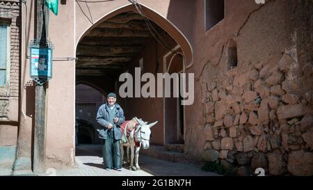 Abyaneh, Iran - Mai 2019: Alter Mann und Esel im traditionellen Dorf Abyaneh Stockfoto