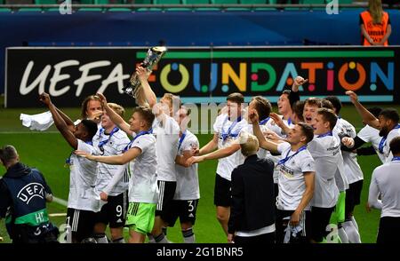 Ljubljana, Slowenien. Juni 2021. Fußball, U-21 Männer: Europameisterschaft, Portugal - Deutschland, Endrunde, Finale im Stadion Stozice. Die deutschen Spieler feiern mit der Trophäe. Kredit: Marton Monus/dpa/Alamy Live Nachrichten Stockfoto