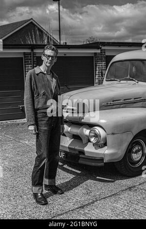 Mann in Jeans vor seinem Ford F 1 Pick-up-Truck stehen. Stockfoto